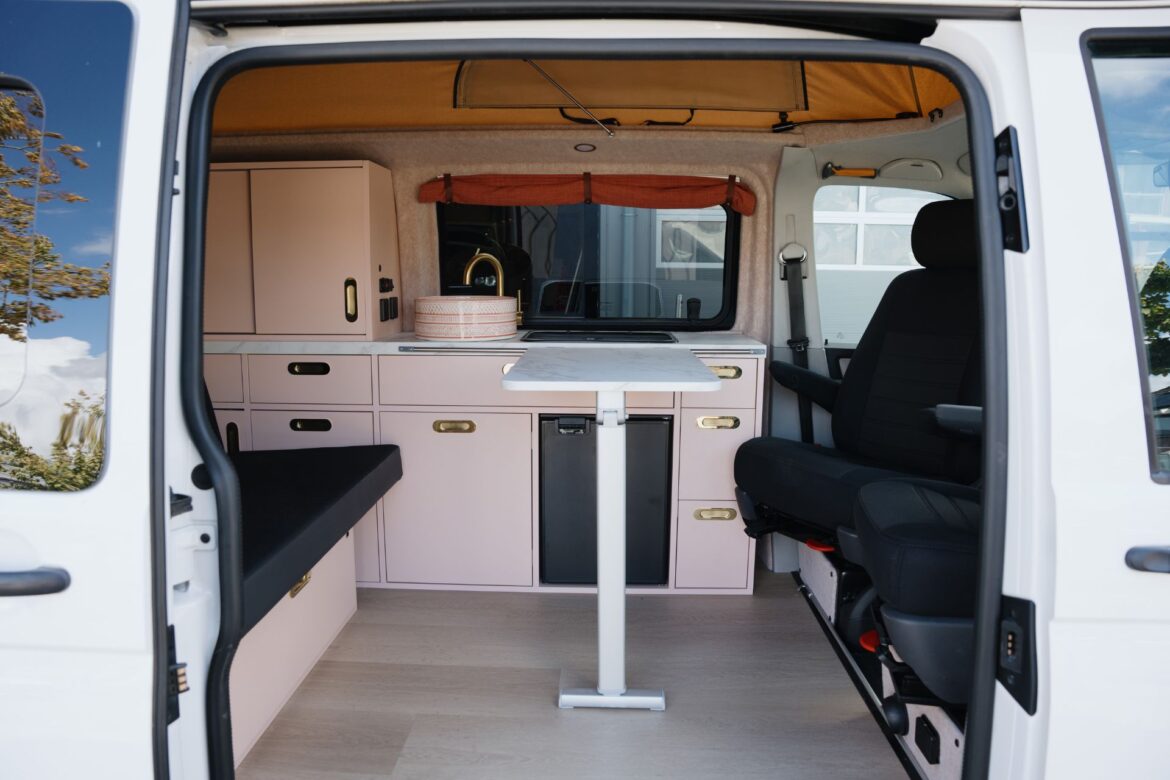 buscamper-interieur-pink (3)